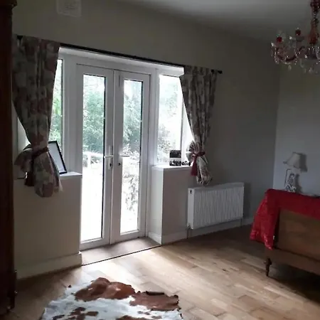 King Size Bed, Private Parking, Centrally Located-2